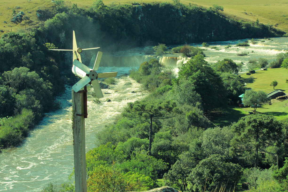 visão panoramica do rio lajeado que corta o parque das cascatas