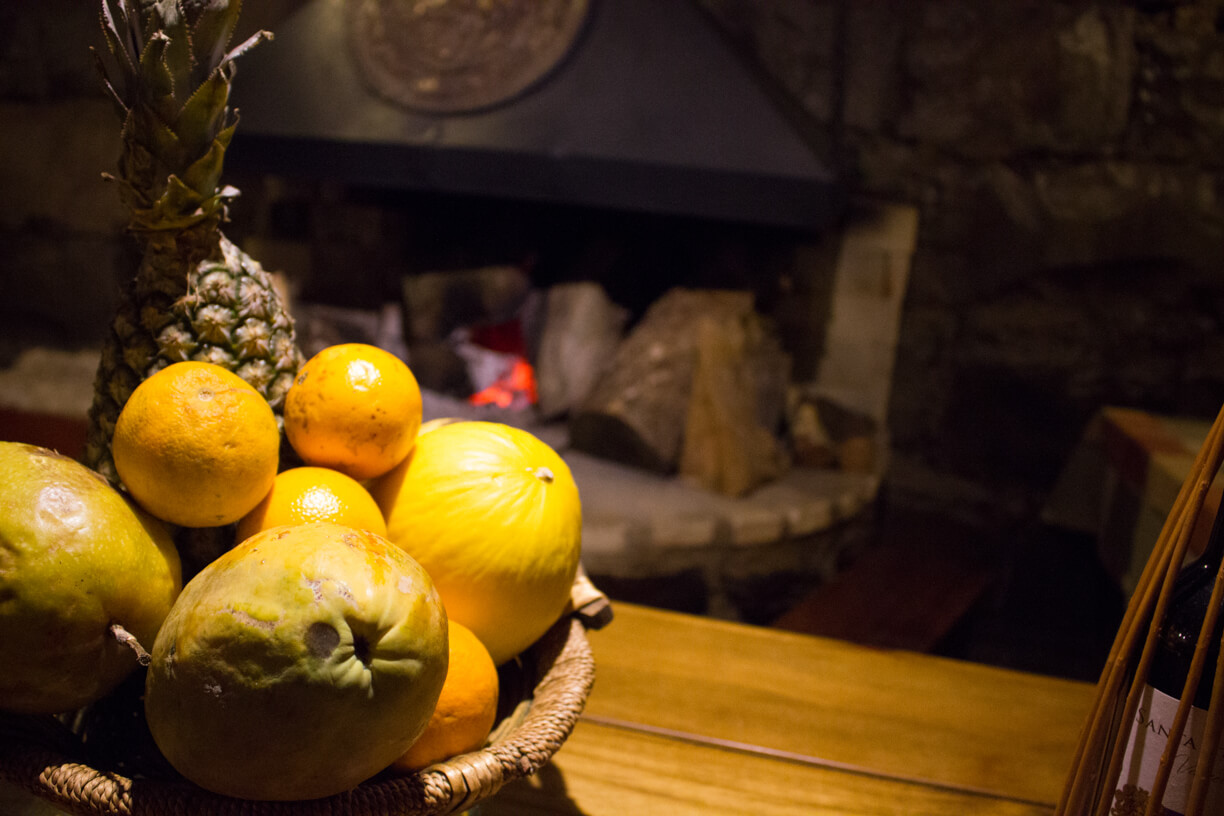 mesa de frutas em frente de uma lareira