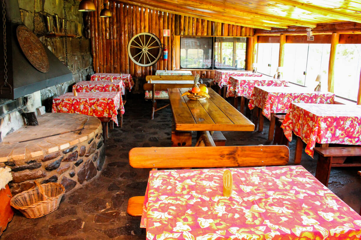 mesas do restaurante junto a lareira no parque das cascatas