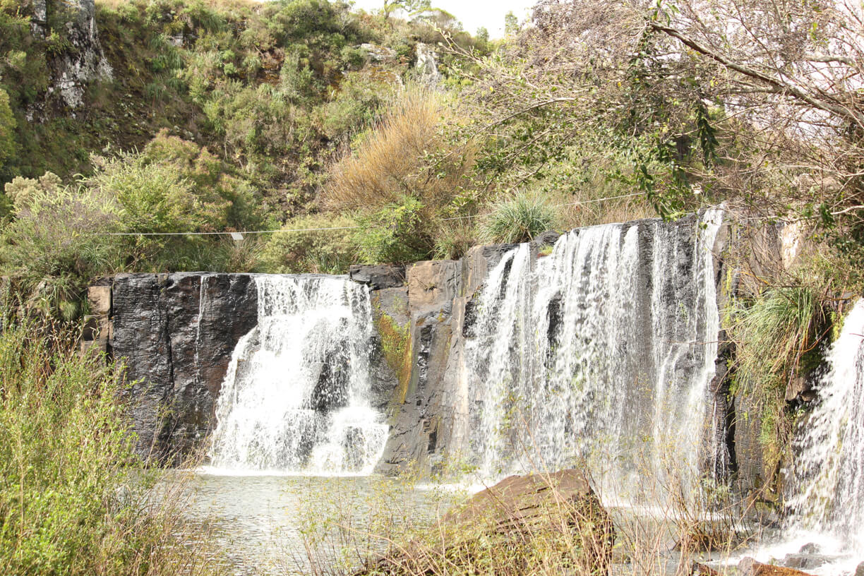 quedas das cachoeiras do parque das cascatas no rio grande do sul