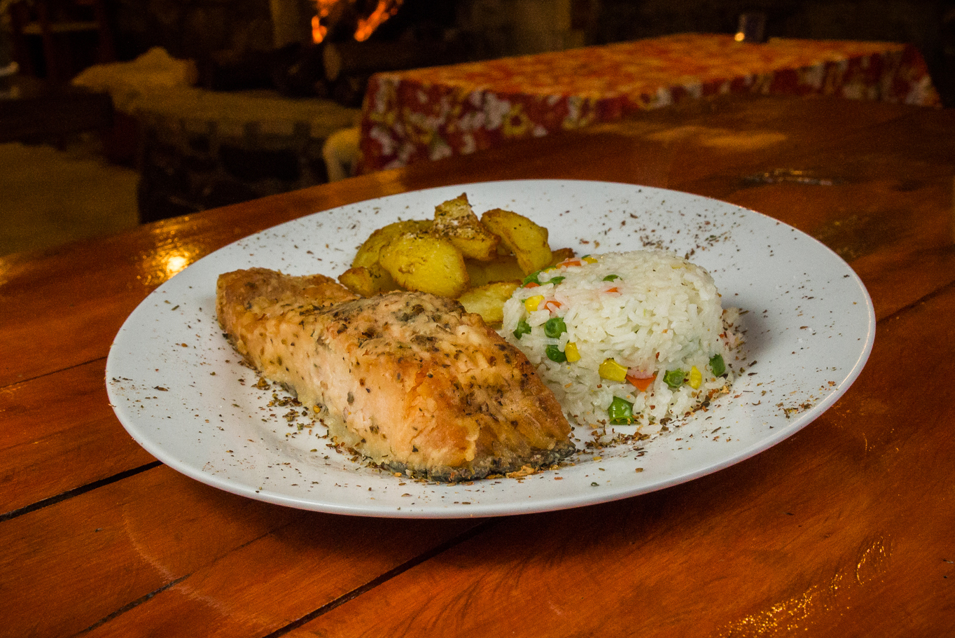 Fotografia de um prato de Salmão do Chefe, servida no restaurante do parque das cascatas