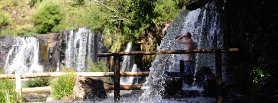 hospede do parque das cascatas tomando banho de cascata no rio lajeado do parque das cascatas