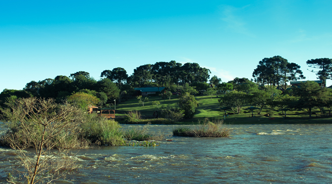 Fotografia do parque das cascatas e o rio Lajeado