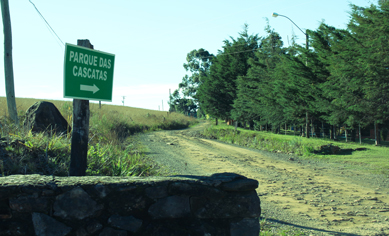 Placa indicativa de acesso ao parque das cascatas